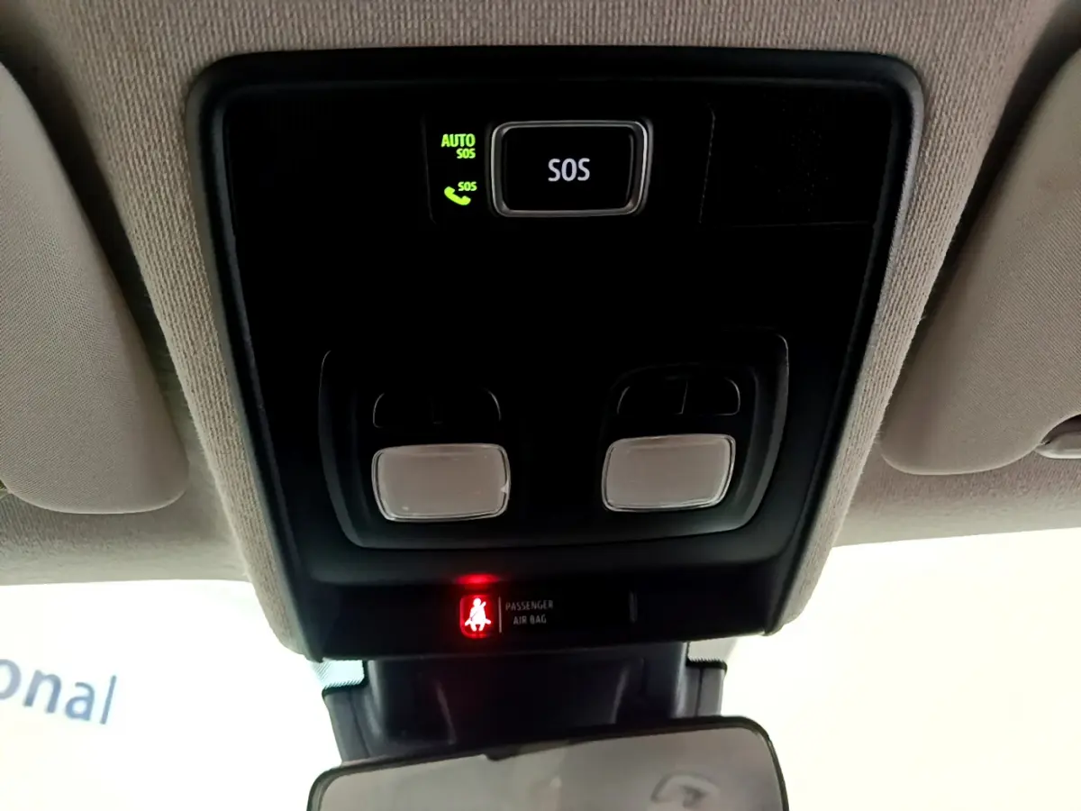 Vue en contre-plongée du panneau de commande de toit avec bouton SOS et indicateur airbag passager du Renault Captur noir 2021.