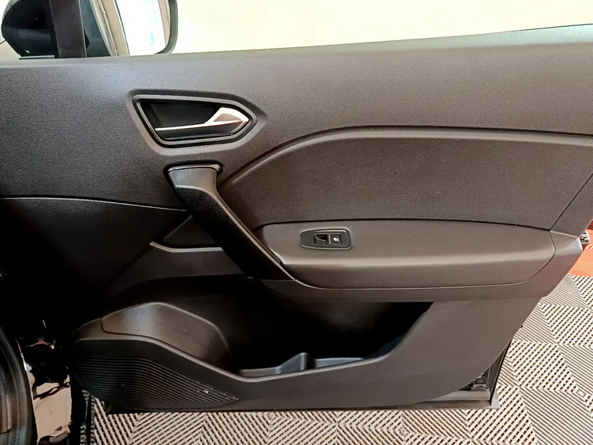 Intérieur noir de la porte côté gauche du Renault Captur Business TCe 90 -21 avec poignée argentée et commande de vitre.
