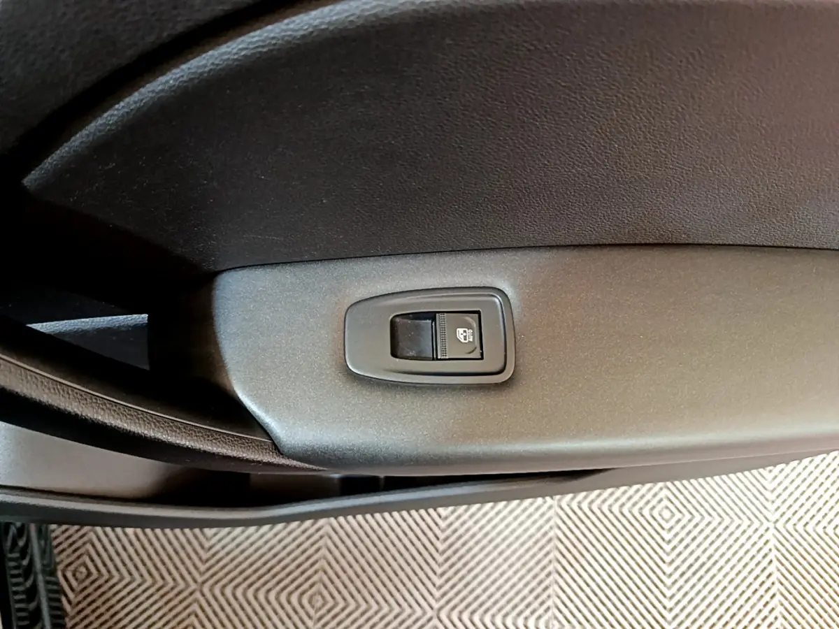 Bouton de verrouillage électrique des portes sur la portière côté conducteur d'un Renault Captur noir 2021.