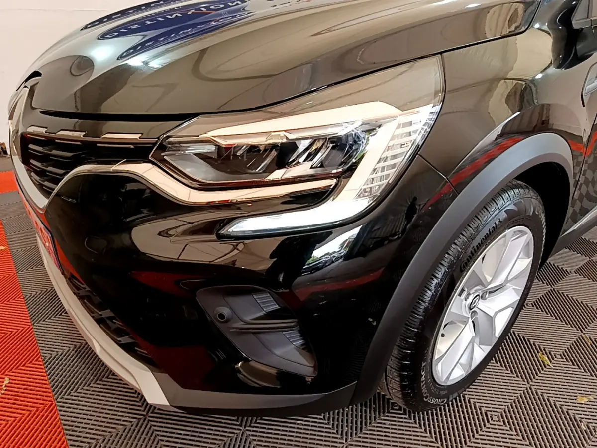 Gros plan sur l'avant droit noir du Renault Captur Business TCe 90 2021 avec phares LED et jante argentée.