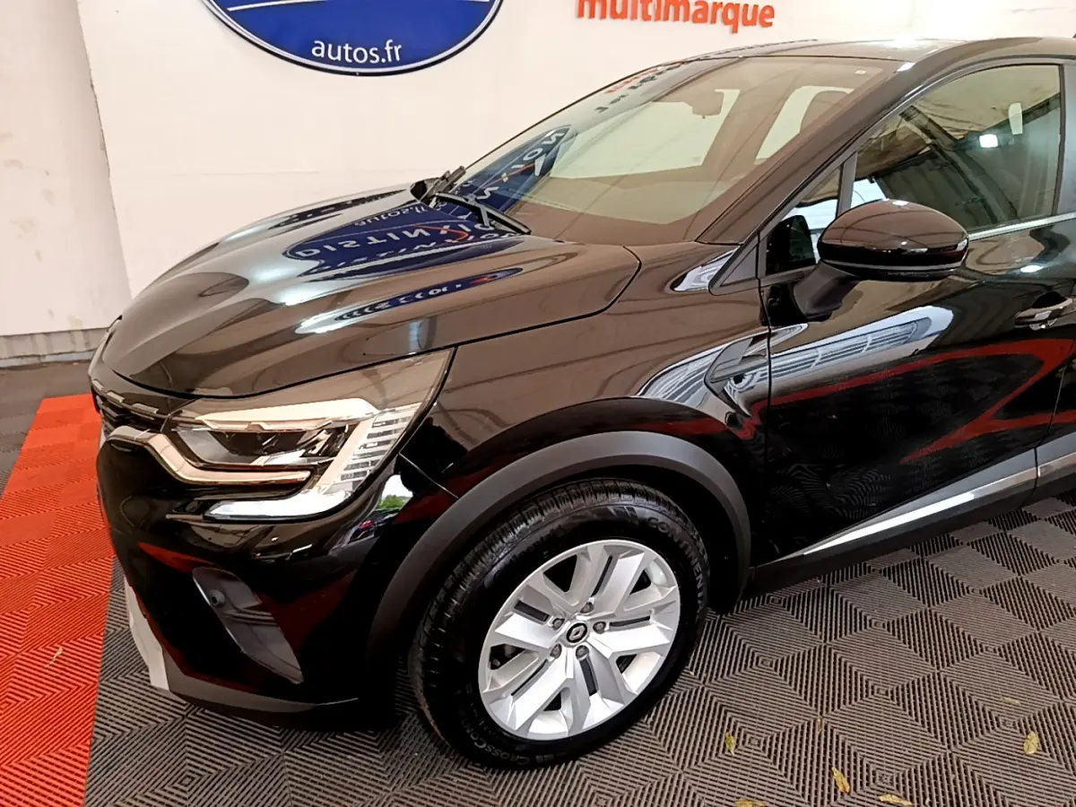 Vue 3/4 avant gauche d'un Renault Captur Business noir brillant avec phares LED et jantes argentées.