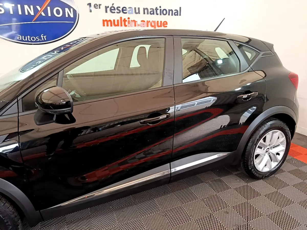 Profil côté gauche d'un Renault Captur Business TCe 90 noir 2021, avec jantes argentées et rétroviseurs assortis.
