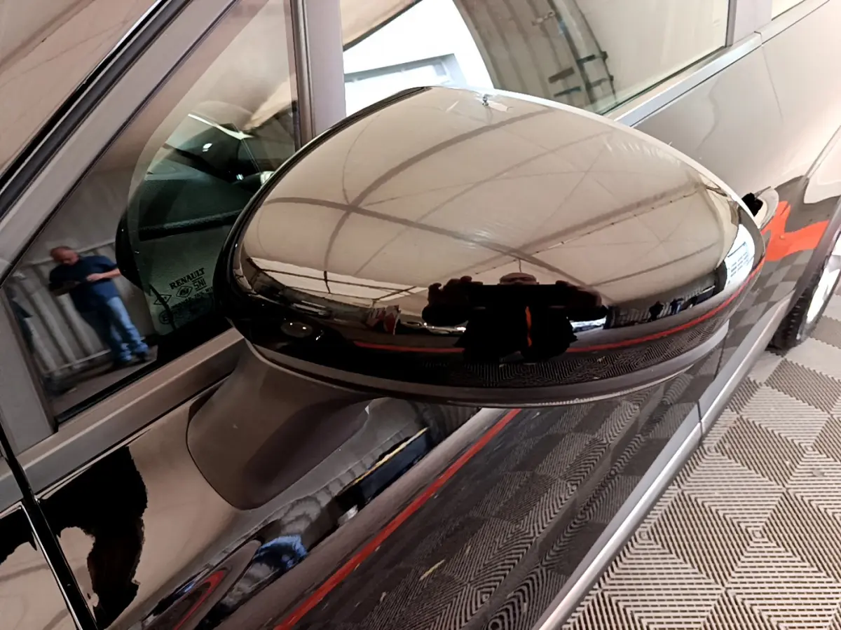 Rétroviseur côté conducteur noir brillant du Renault Captur Business TCe 90 2021, reflet intérieur et extérieur visible.