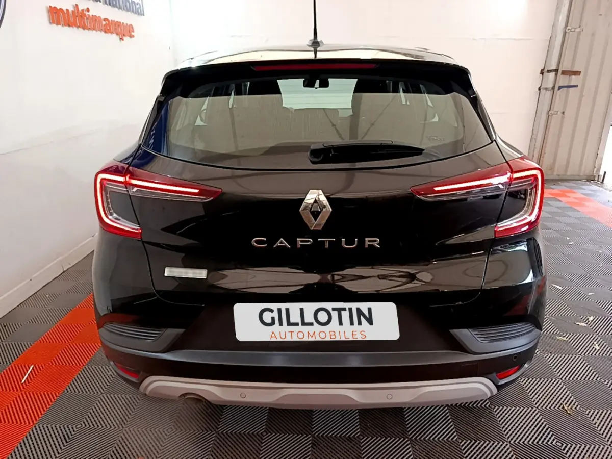 Vue arrière d'un Renault Captur noir 2021 avec feux LED distinctifs et plaque d'immatriculation GILLOTIN Automobiles.