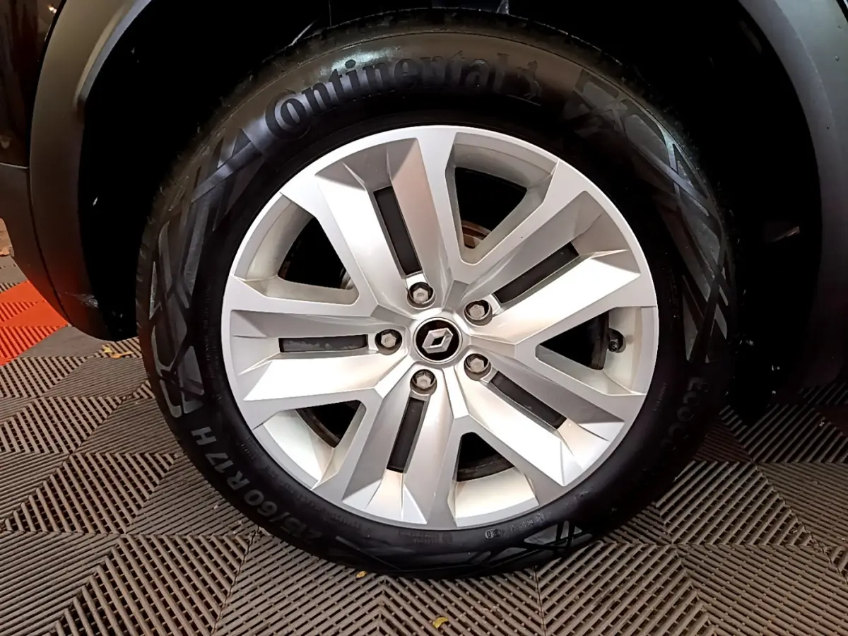 Gros plan sur la roue avant droite d'un Renault Captur Business noir 2021, avec pneu Continental visible.