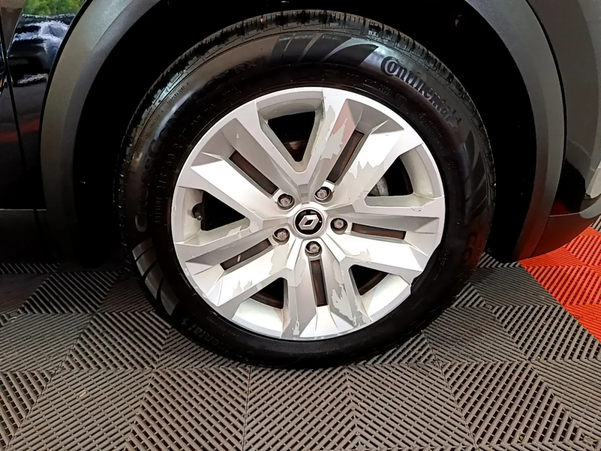 Gros plan sur la roue avant droite du Renault Captur Business noir 2021, jante alliage et pneu Continental visible.