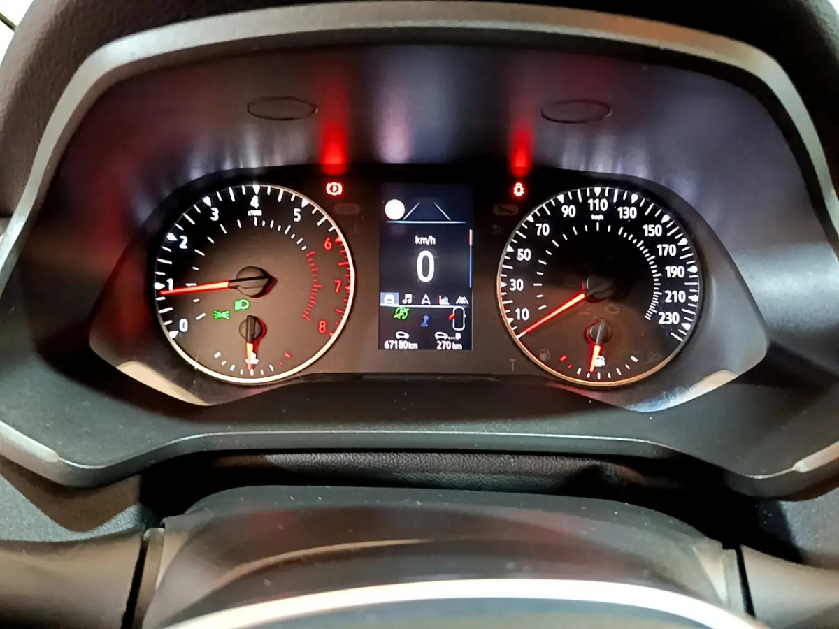 Vue rapprochée du tableau de bord du Renault Captur Business TCe 90 2021, affichage numérique et compteurs analogiques.