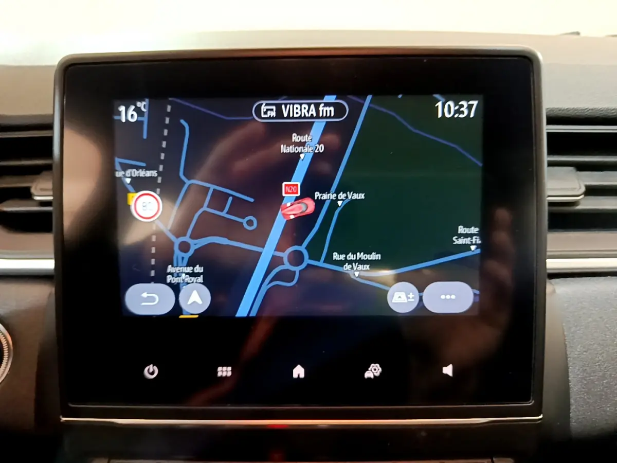 Écran tactile central du Renault Captur Business TCe 90 2021 affichant la navigation GPS avec carte et informations de trajet.