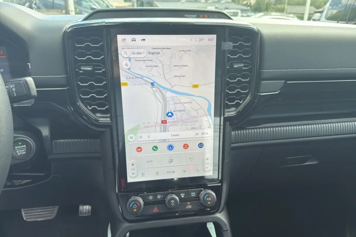 Vue rapprochée de la console centrale du Ford Ranger 2025 noir agate, avec écran tactile vertical affichant la navigation.