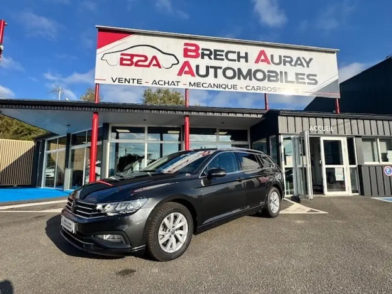 Volkswagen Passat SW gris manganèse métallisé vue 3/4 avant droit devant un garage Brech Auray Automobiles.