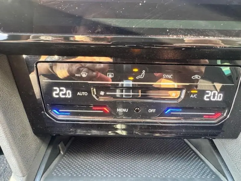 Panneau de commande de climatisation automatique bicolore dans Volkswagen Passat SW gris Manganese, affichant 22°C à gauche et 20°C à droite.