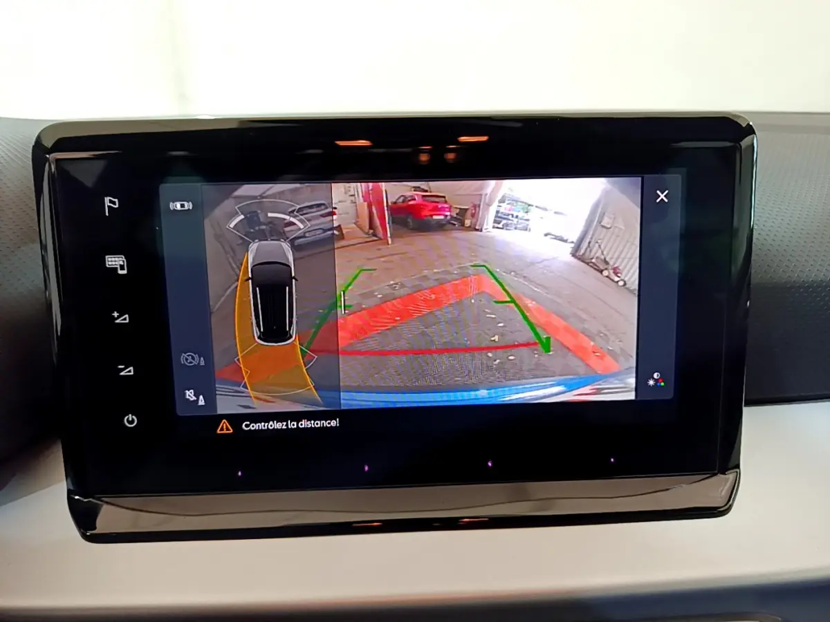 Écran tactile affichant la caméra de recul et vue 360° du SEAT Arona bleu en stationnement semi-automatique.