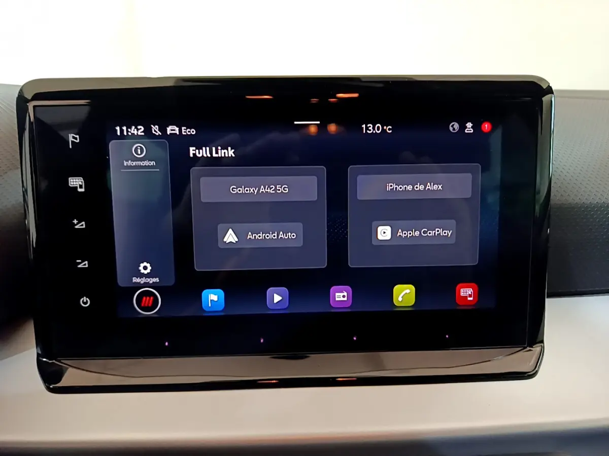 Écran tactile central du tableau de bord du SEAT Arona 2022 affichant les options Android Auto et Apple CarPlay.