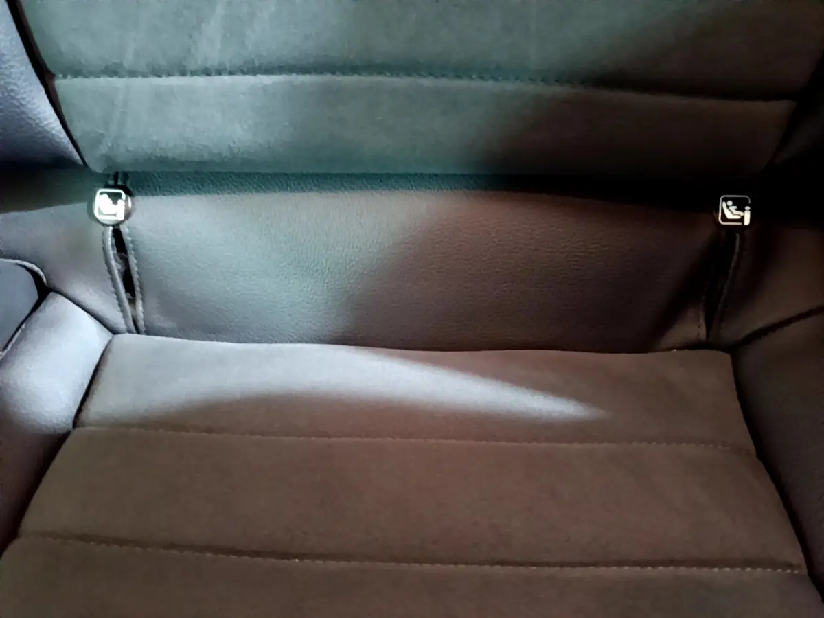Gros plan sur la banquette arrière en tissu noir du SEAT Arona 2022, avec fixations Isofix visibles.