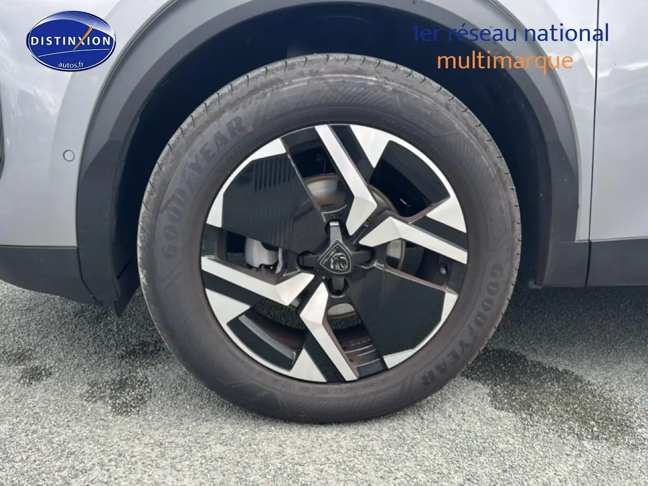 Gros plan sur la roue avant droite du Peugeot 2008 gris artense, mettant en valeur la jante alu au design moderne.