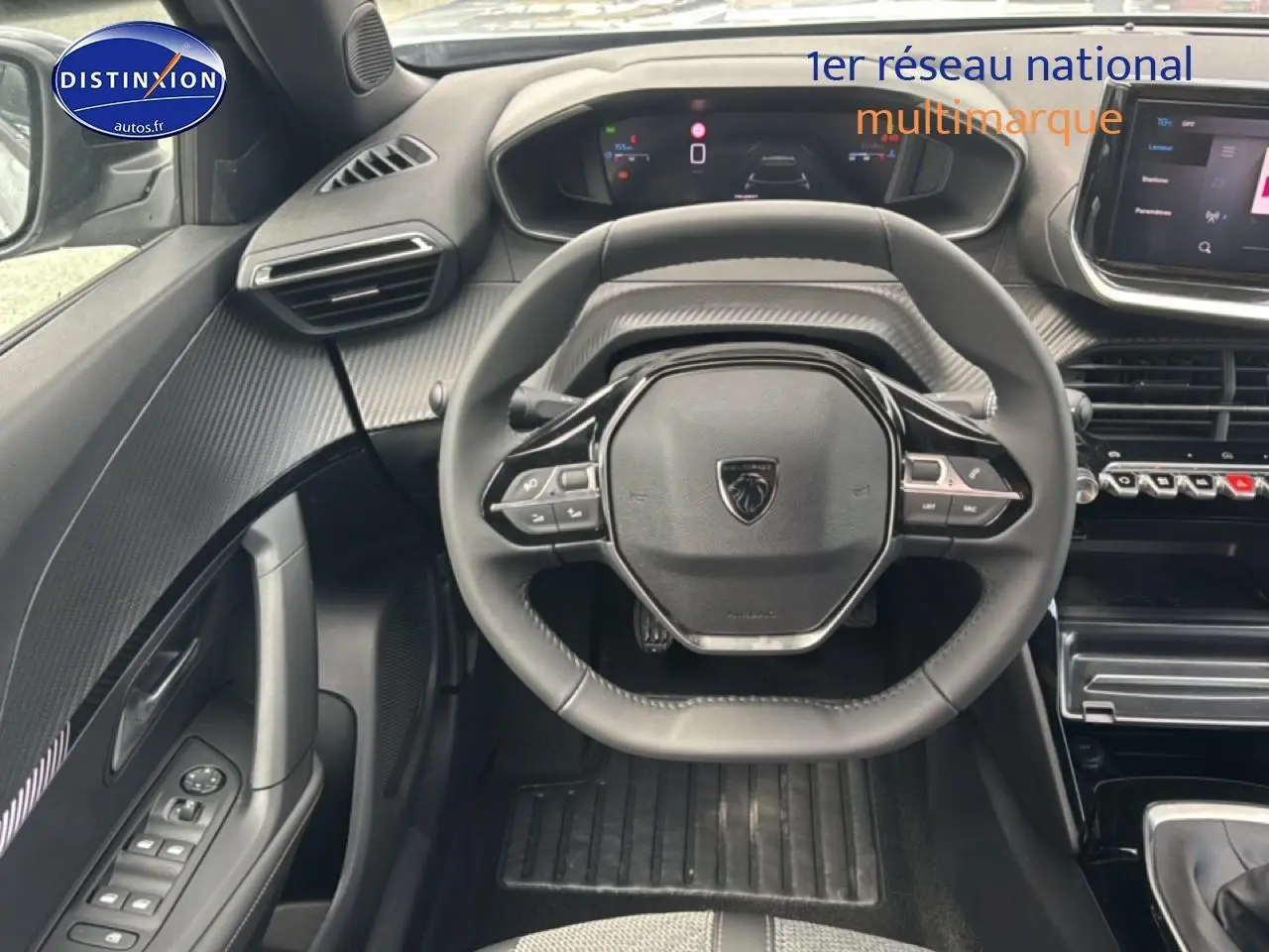 Vue intérieure centrée sur le volant multifonction et tableau de bord numérique de la Peugeot 2008 gris artense.