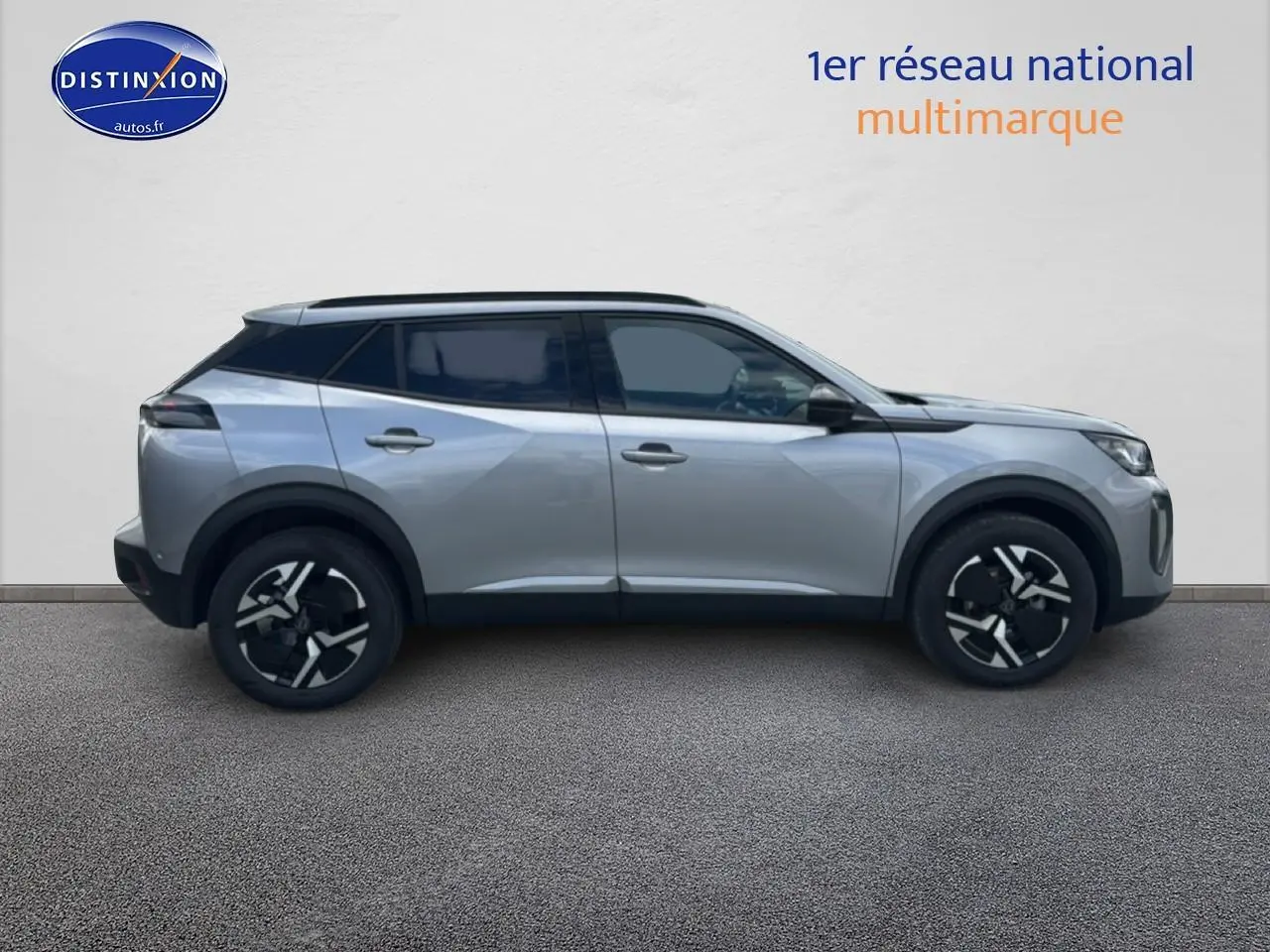 Peugeot 2008 1.2 100 Allure gris Artense en profil droit, avec jantes alu et vitres arrière teintées.
