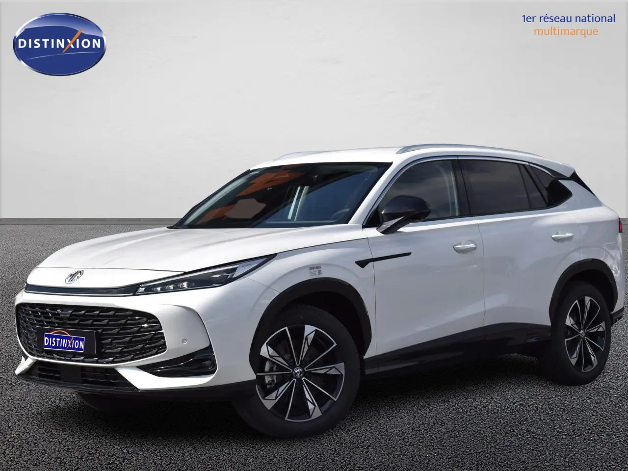 MG Motor EHS blanc métallisé vu en 3/4 avant droit, avec jantes alliage noires et vitres surteintées.