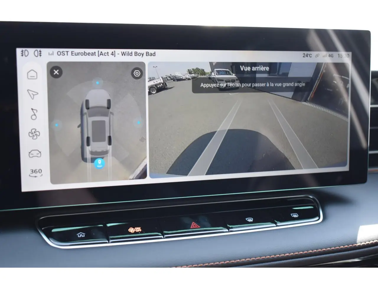 Écran tactile intérieur montrant la caméra 360° et la vue arrière du MG MOTOR EHS blanc en stationnement.