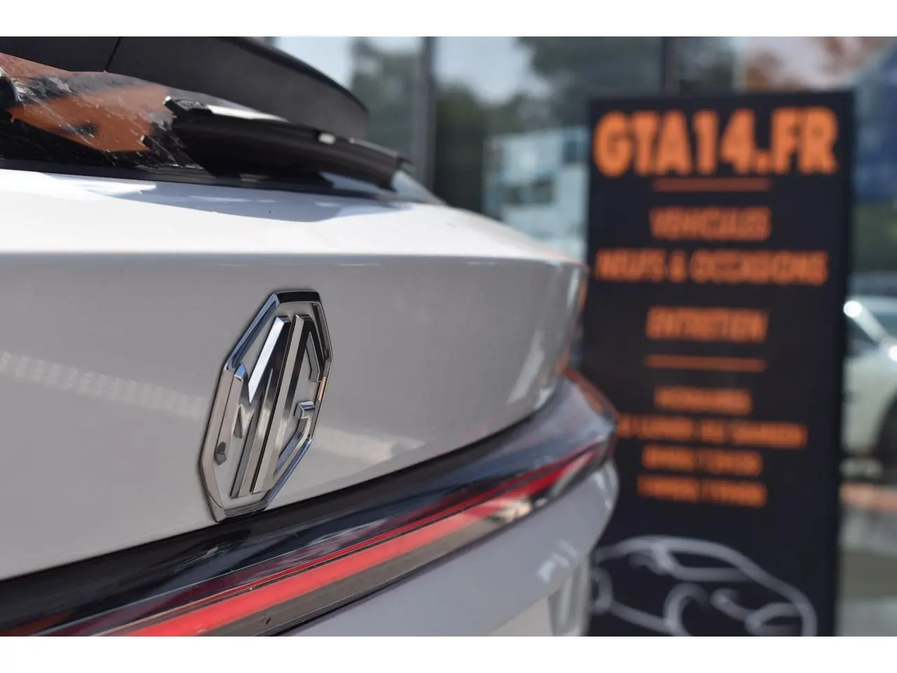 Gros plan arrière droit du MG Motor EHS blanc 2026, mettant en valeur le logo chromé et le feu LED fin.