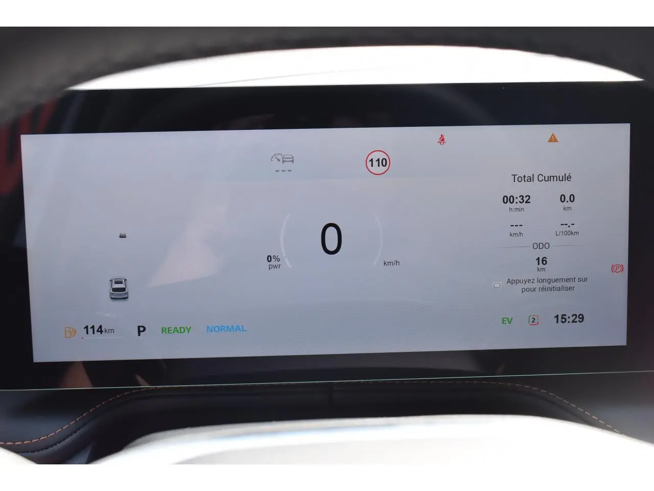 Affichage numérique du tableau de bord du MG MOTOR EHS blanc, montrant la vitesse à 0 km/h et les informations de conduite.