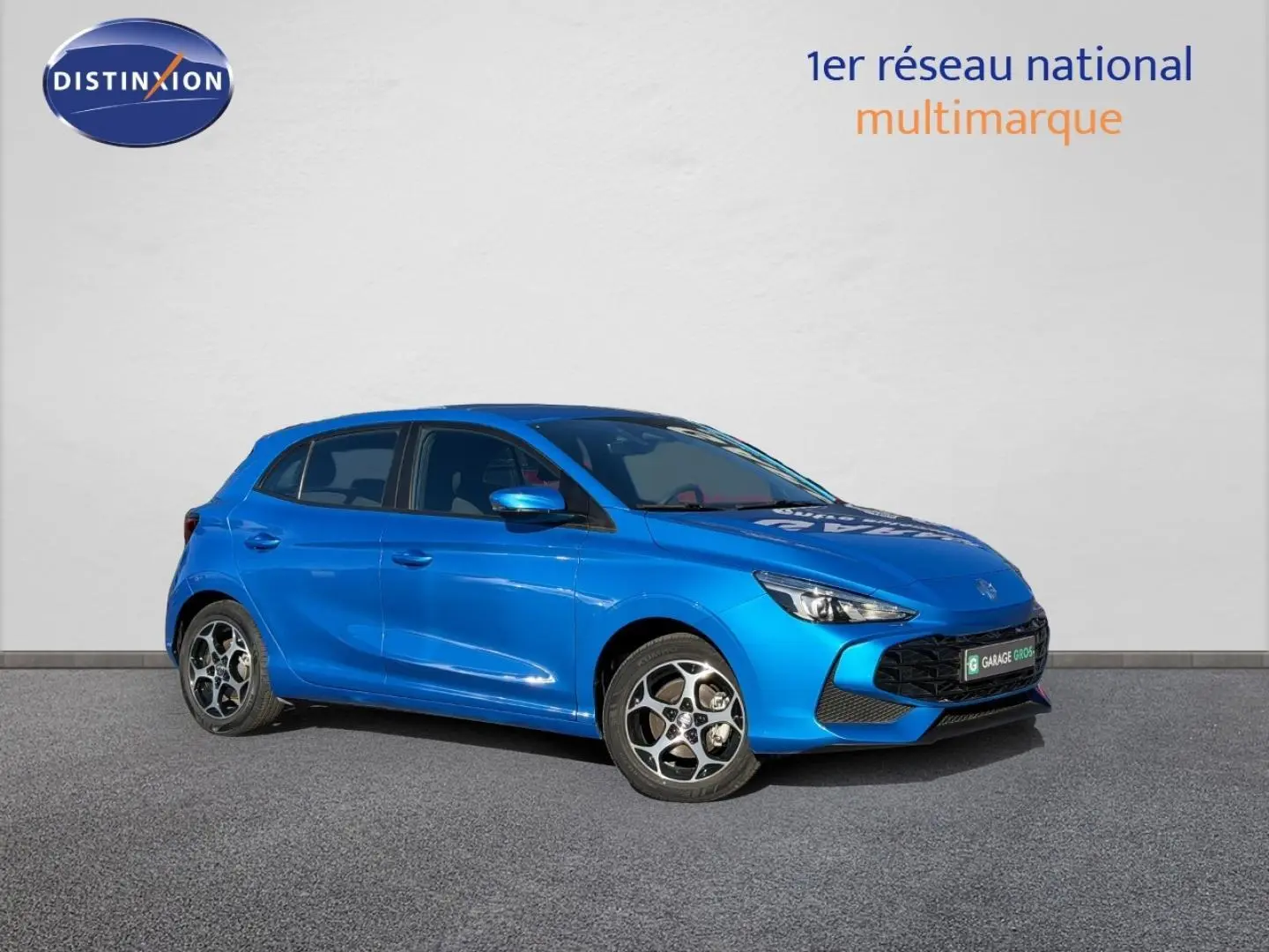 MG3 1.5 Hybrid+ 195ch Comfort en Como Blue métallisé, vue 3/4 avant côté gauche sur fond neutre.