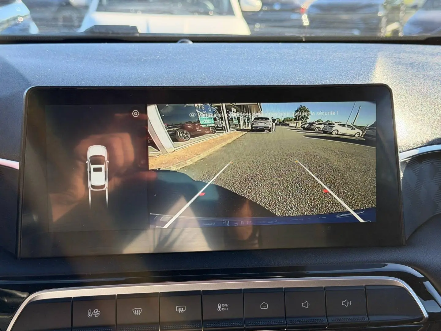 Écran tactile intérieur montrant la caméra de recul et l'affichage 360° du MG3 Como Blue métallisé, vue arrière du véhicule.