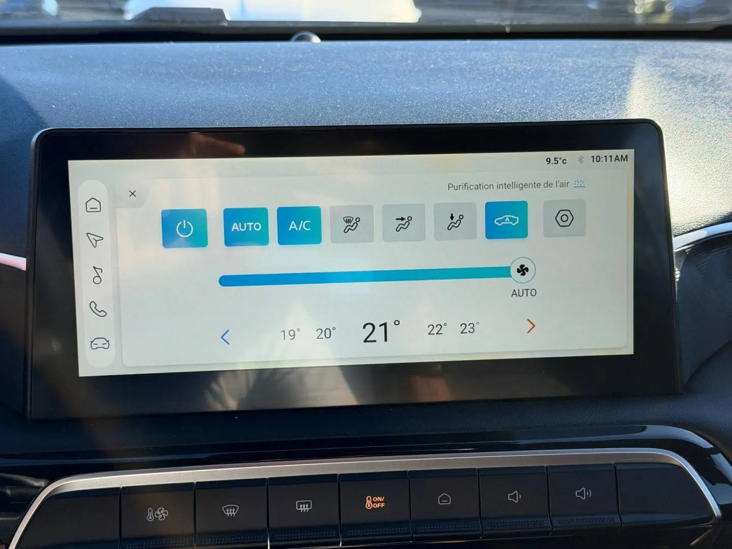 Écran tactile central affichant la climatisation automatique à 21°C dans l’habitacle du MG3 Como Blue 2025.