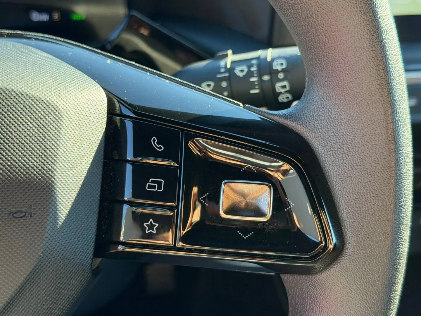 Gros plan sur les commandes noires du volant côté gauche du MG3 1.5 Hybrid+ 195ch Comfort 2025.