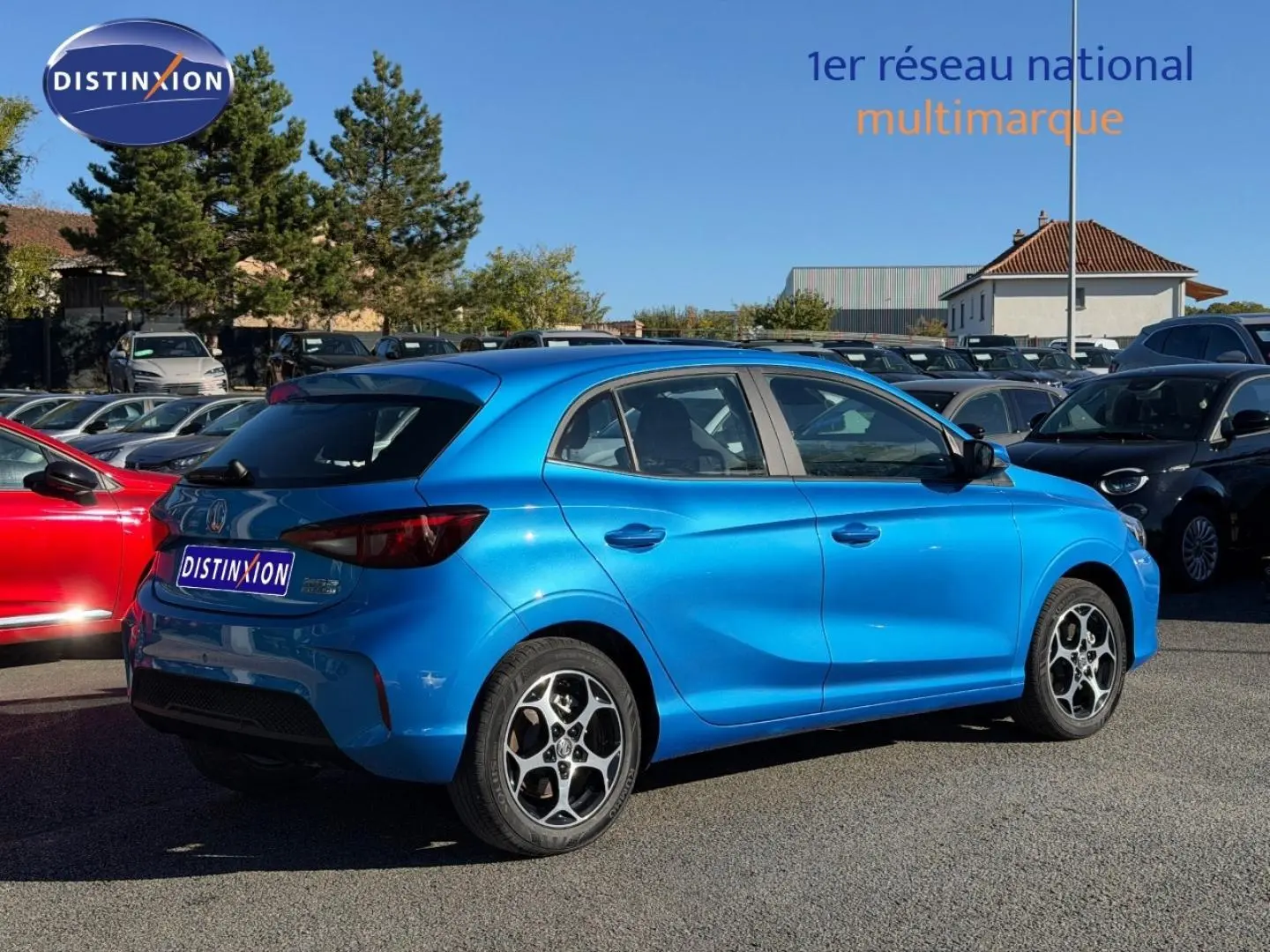Vue 3/4 arrière droite du MG3 1.5 Hybrid+ 195ch Comfort en Como Blue métallisé sur parking extérieur.