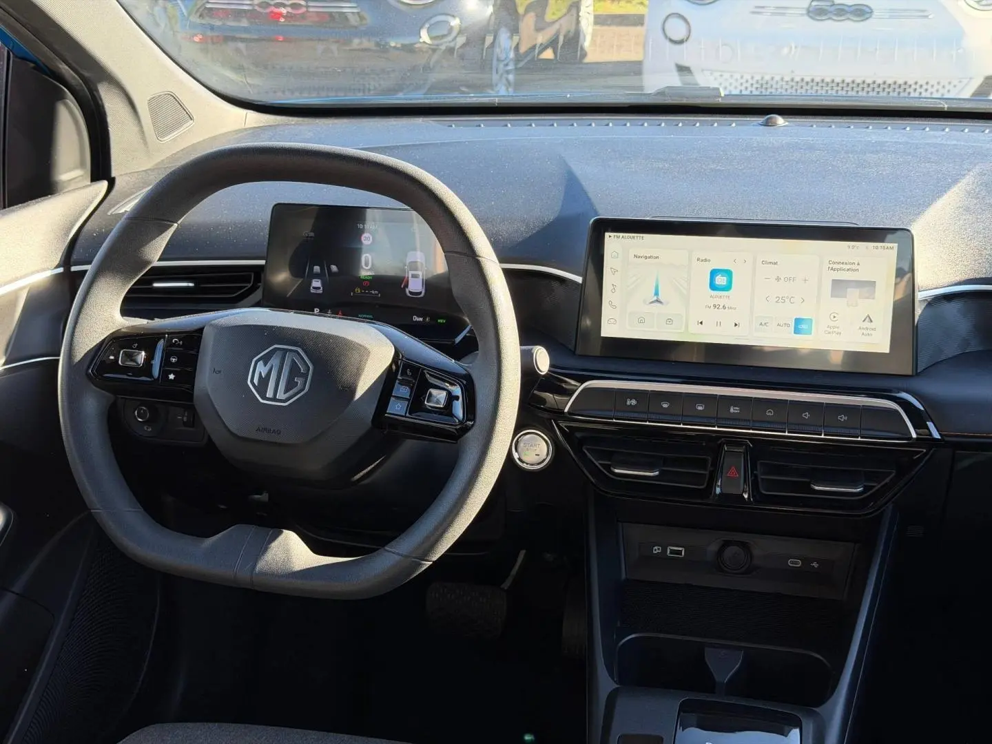 Vue intérieure frontale du tableau de bord du MG3 1.5 Hybrid+ 195ch Comfort avec écran tactile et volant multifonction.