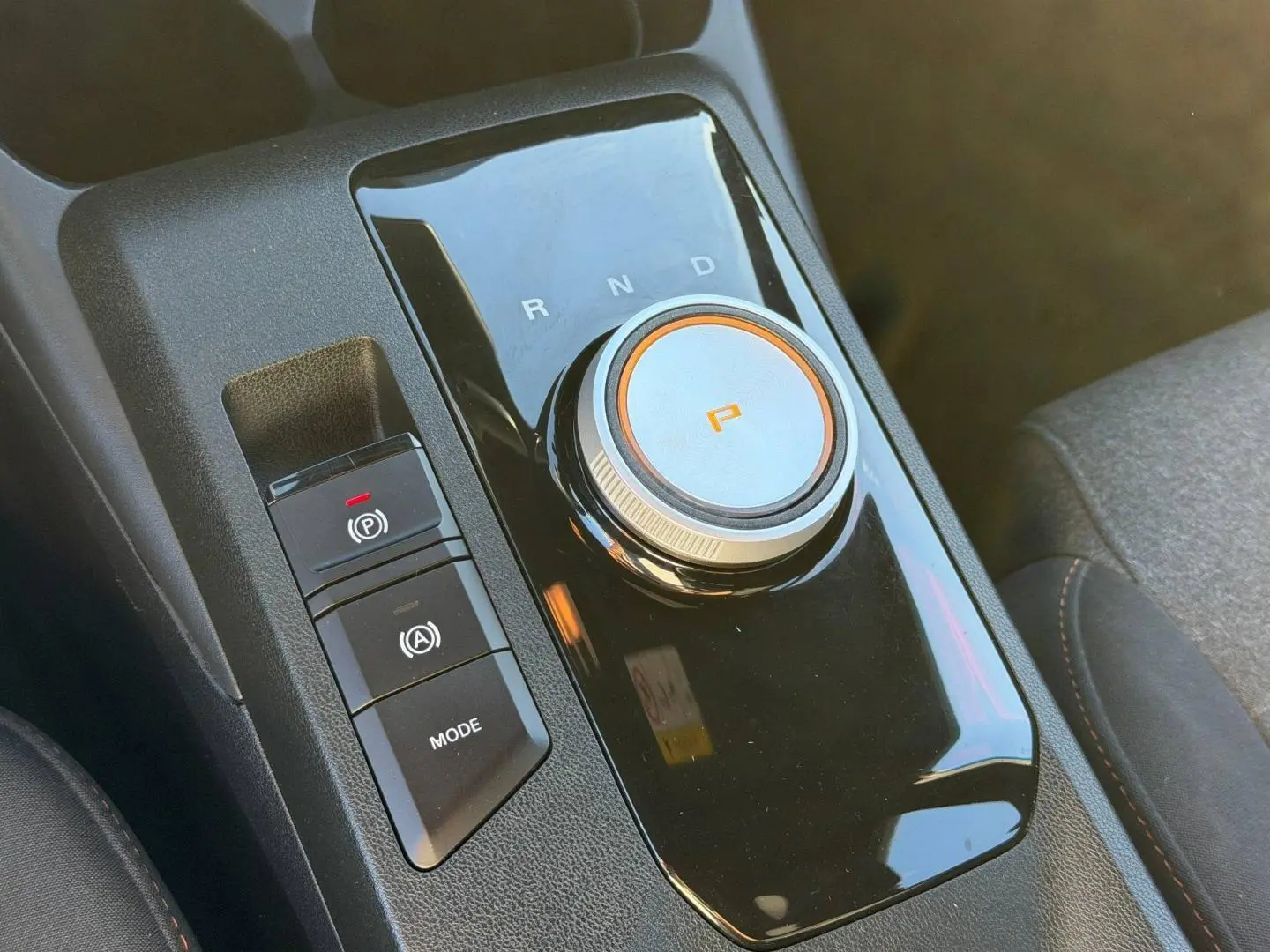 Gros plan sur la molette de boîte automatique et les boutons de commande sur la console centrale intérieure du MG3 2025.