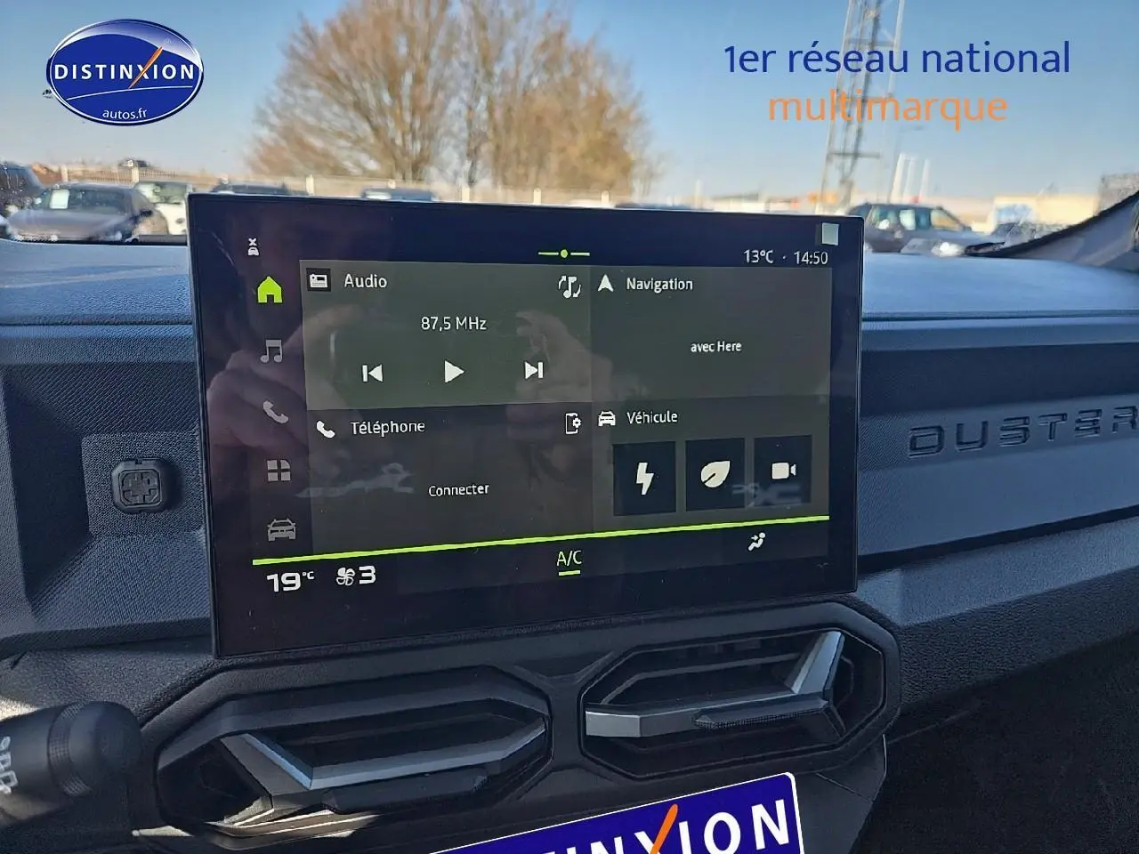 Écran tactile central du tableau de bord du Dacia Duster 2025, ambiance intérieure moderne et épurée.