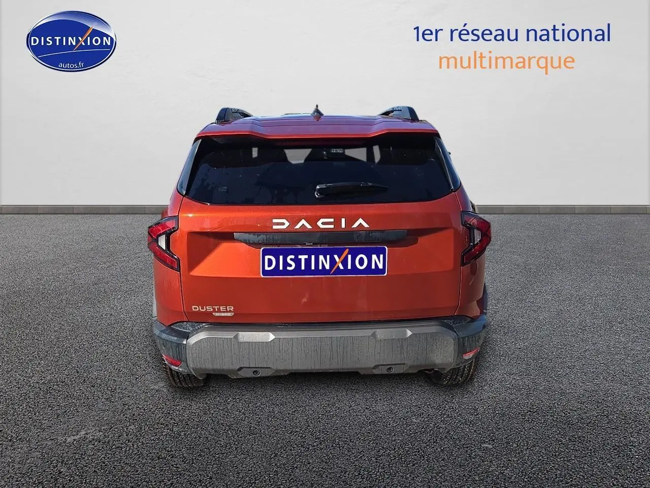 Vue arrière du Dacia Duster 2025 brun terracotta avec logo et feux arrière en forme de C.