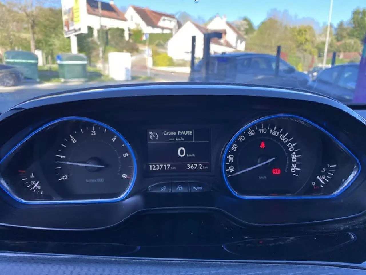 Vue rapprochée du tableau de bord du Peugeot 2008 noir 2019, affichant compteur et écran digital.