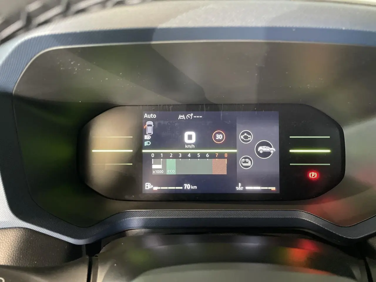 Tableau de bord digital 7 pouces du Dacia Duster beige 2025 affichant la vitesse et l'autonomie à 70 km.