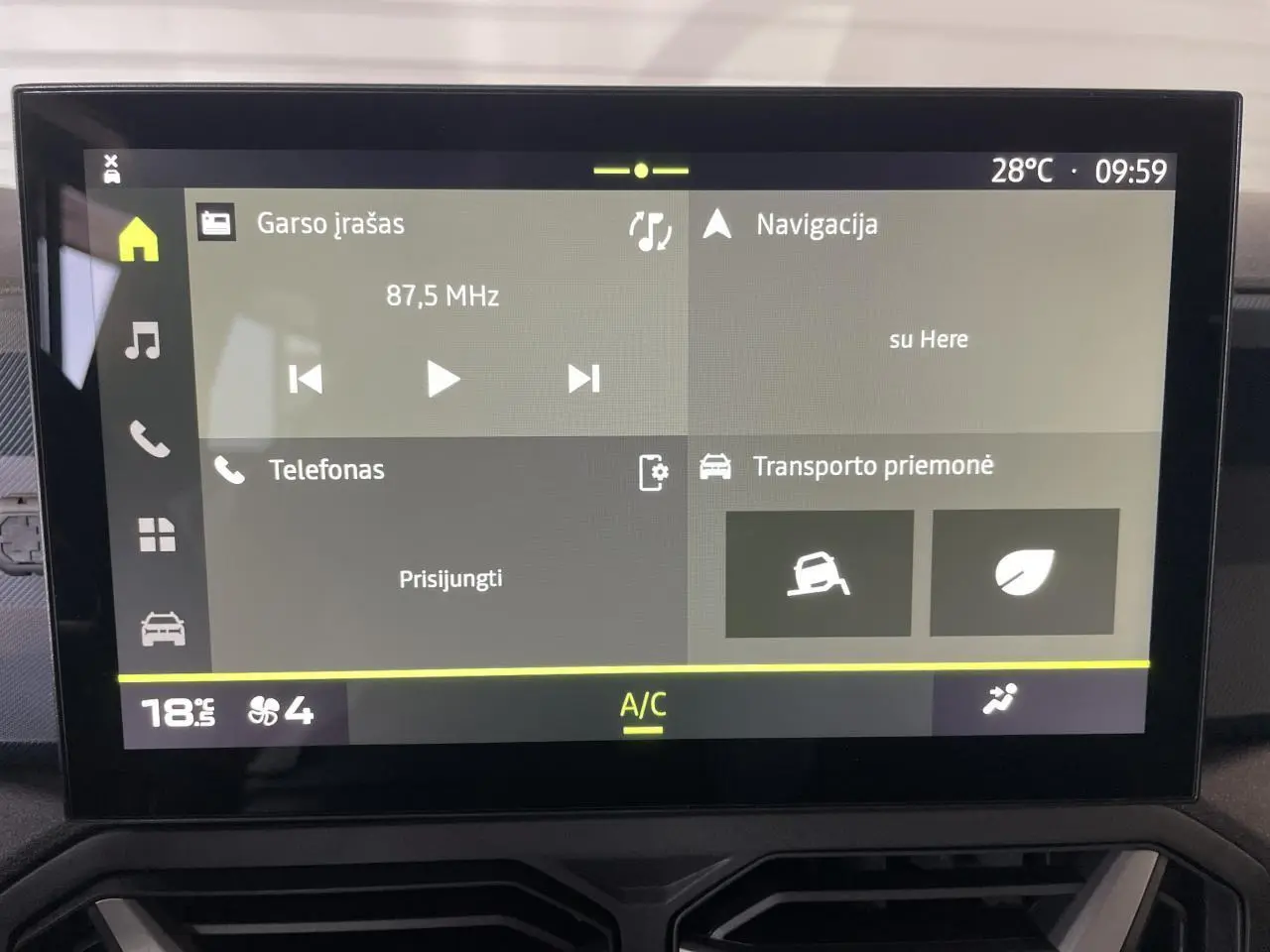 Écran tactile central 10 pouces du Dacia Duster beige 2025 affichant navigation et radio.