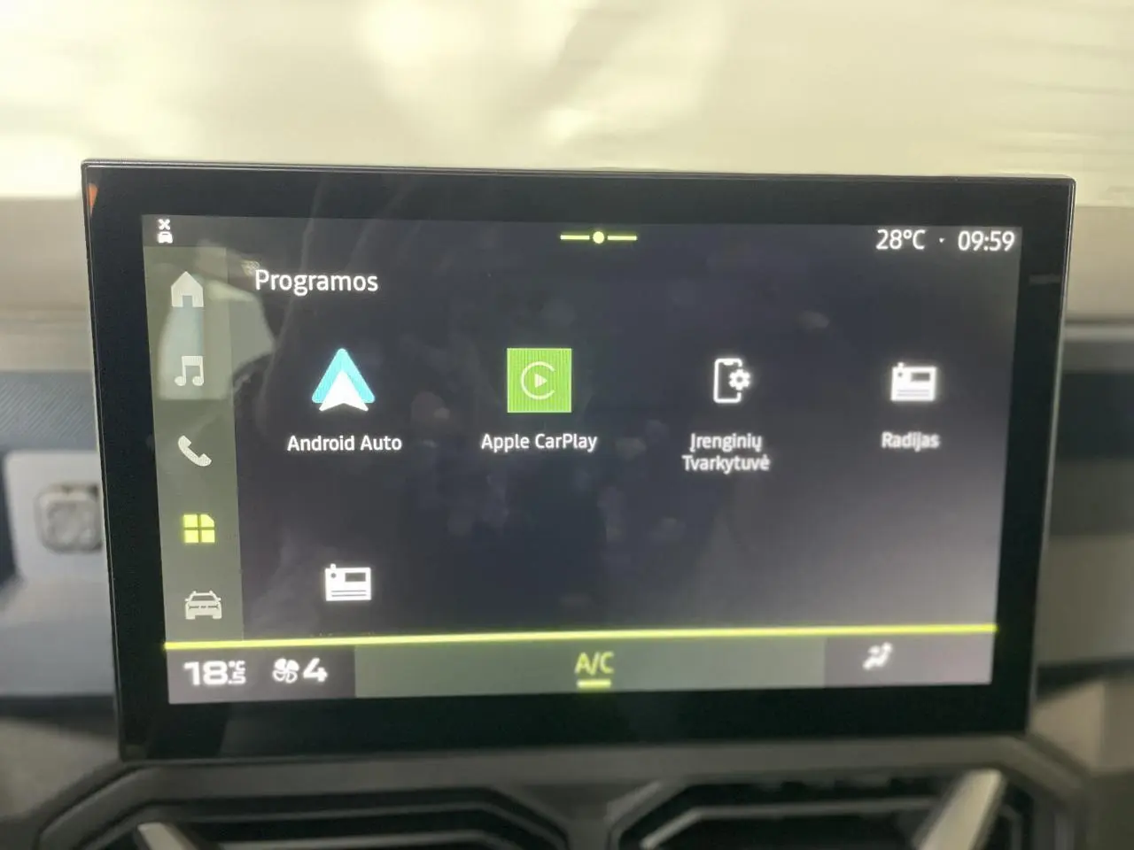 Écran tactile central du Dacia Duster beige 2025 affichant Android Auto et Apple CarPlay, avec aérateurs gris acier visibles.