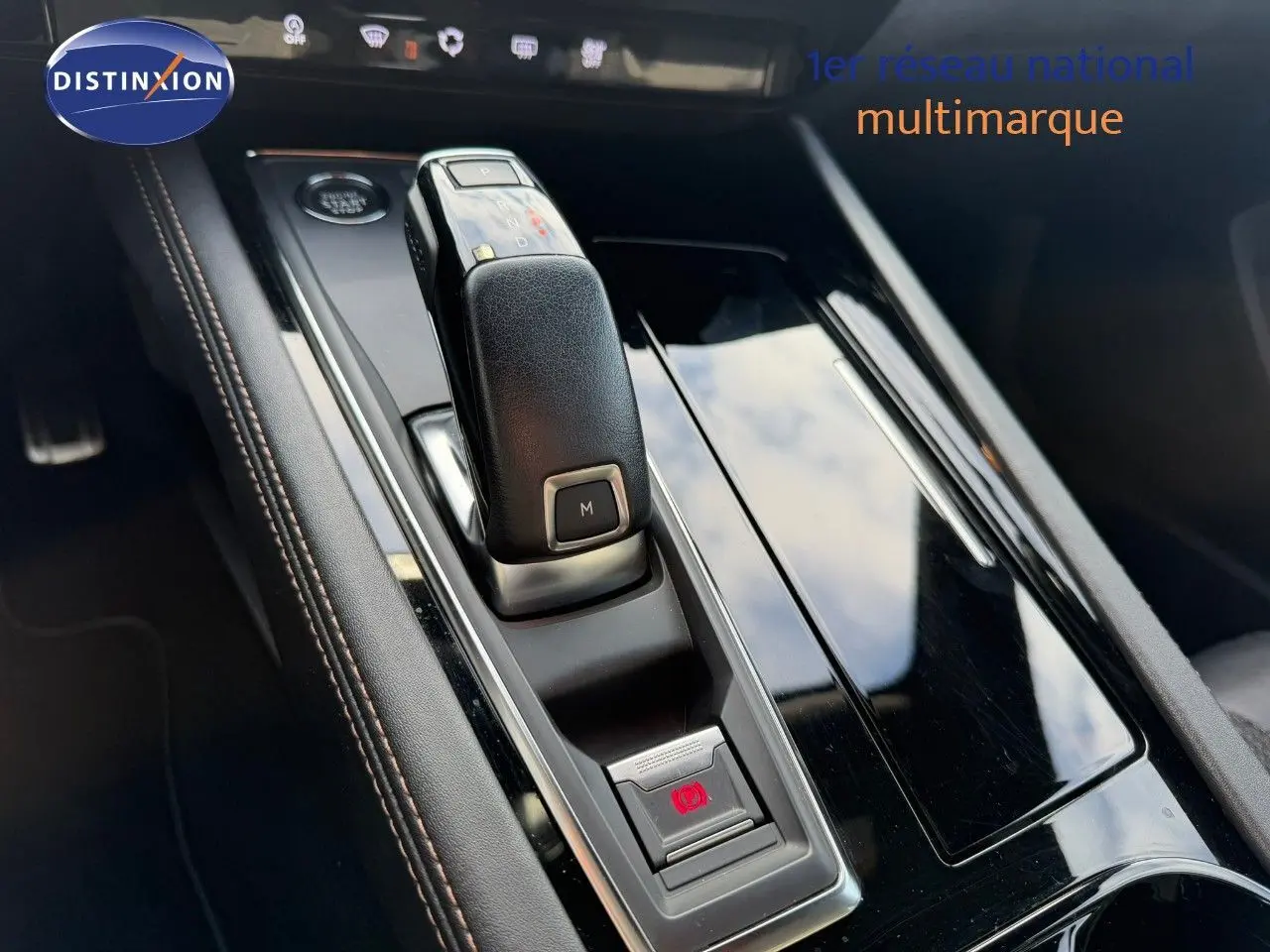 Le levier de vitesses automatique noir de la Peugeot 508 gris platinium, vue rapprochée de la console centrale.