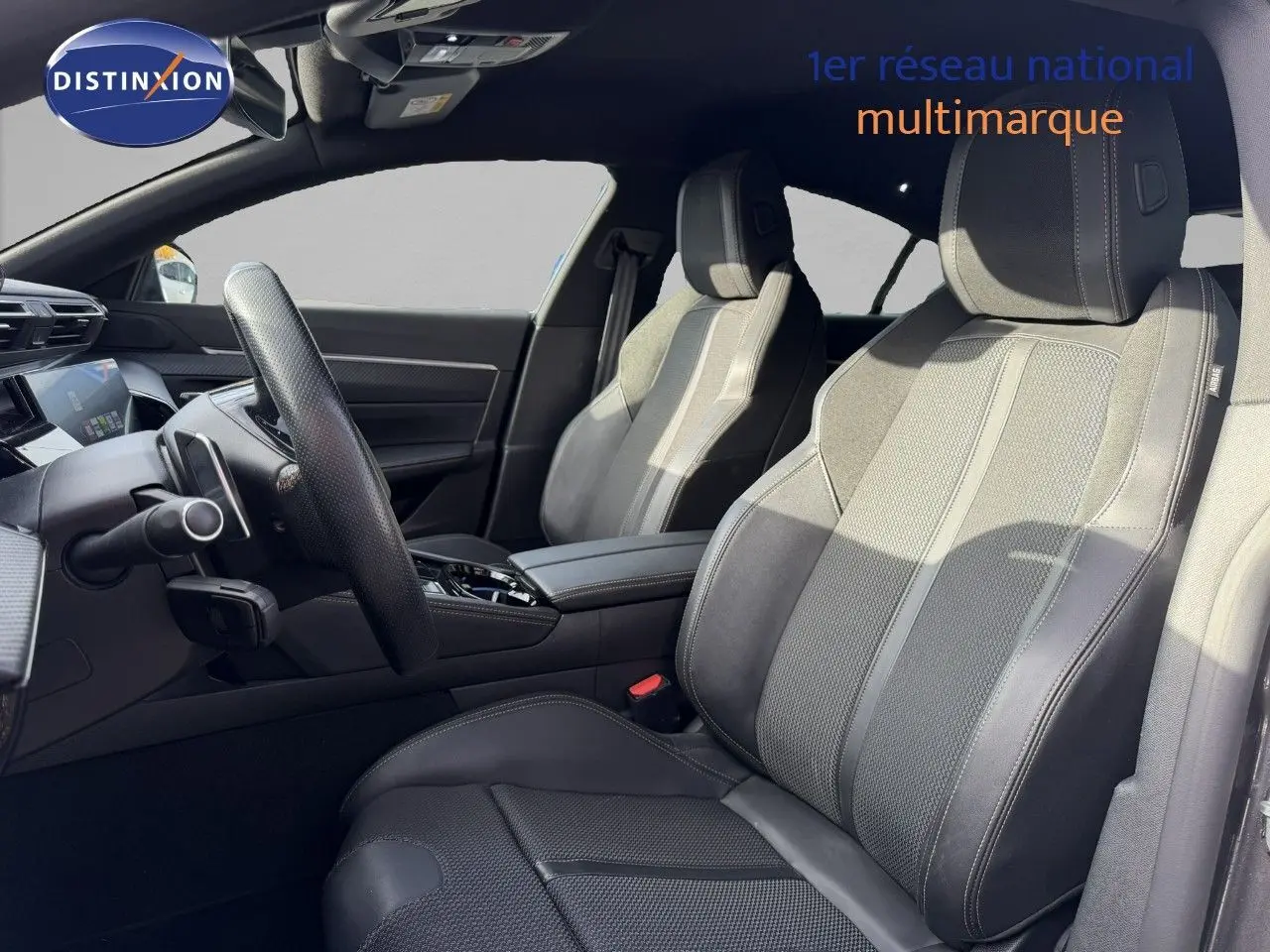 Vue intérieure côté conducteur de la Peugeot 508 gris platinium, mettant en valeur les sièges en cuir et la console centrale moderne.