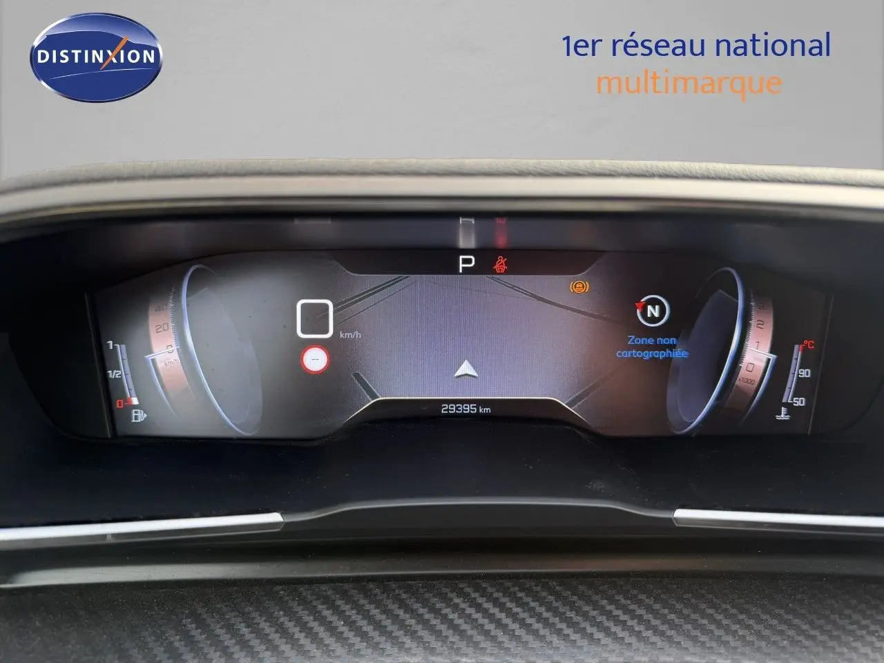 Tableau de bord numérique du Peugeot 508 gris platinium, affichant 29395 km et indicateurs de vitesse et température.