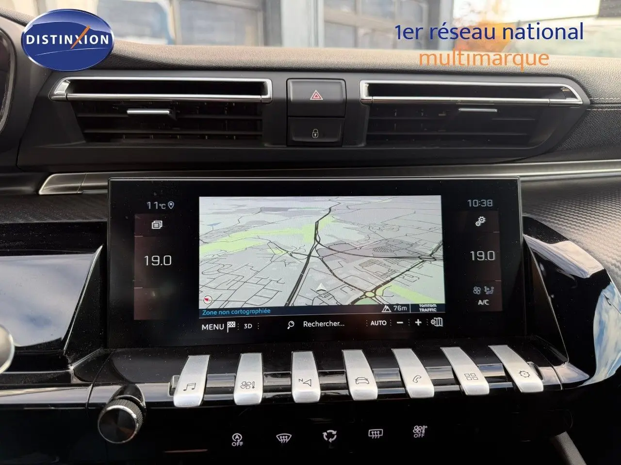 Tableau de bord de Peugeot 508 gris platinium 2023, avec écran tactile affichant la navigation et commandes centrales.