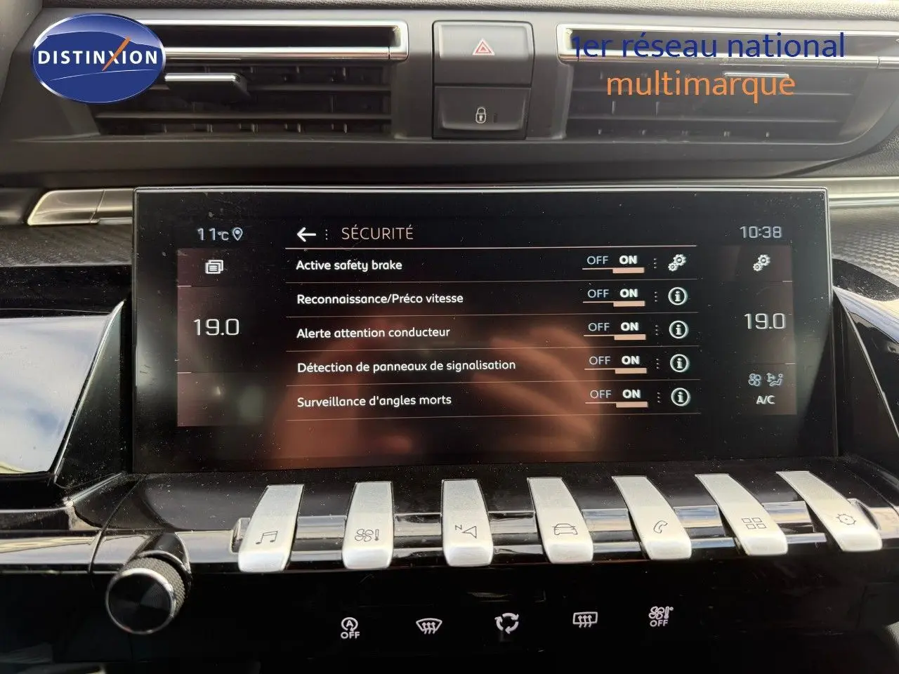 Écran tactile central de la Peugeot 508 gris platinium 2023 affichant les options de sécurité et commandes tactiles.