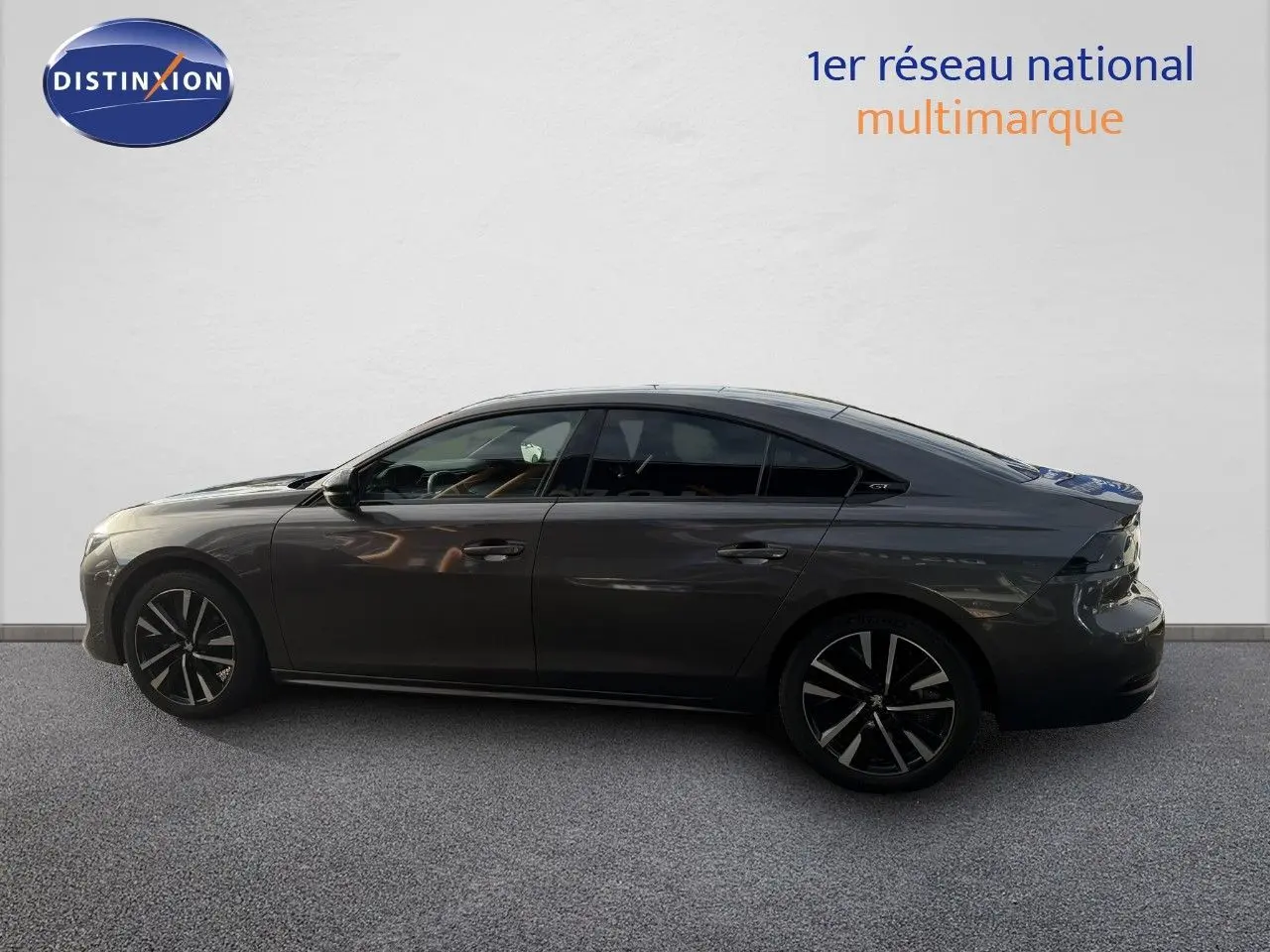 Profil côté gauche de la Peugeot 508 gris platinium 2023, soulignant ses lignes élégantes et ses jantes noires distinctives.