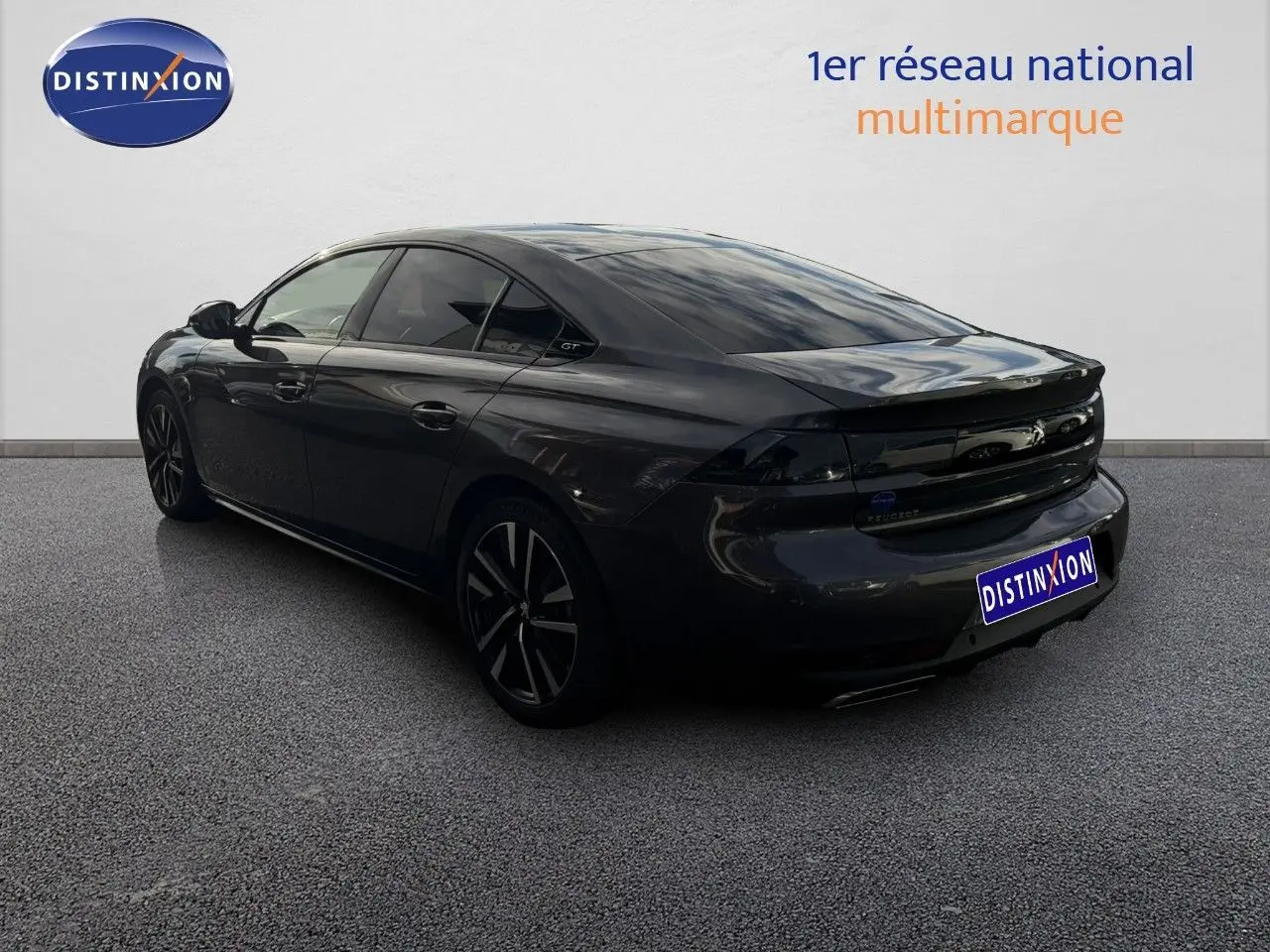 Peugeot 508 gris platinium vue 3/4 arrière droit, avec feux arrière noirs et jantes alliage distinctives.