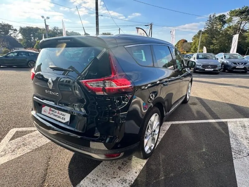 Renault Grand Scenic noir étoilé vu en 3/4 arrière droit, avec feux arrière LED et jantes alu visibles.