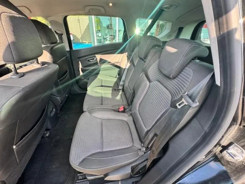 Vue intérieure côté droit sur les sièges arrière en tissu carbone foncé du Renault Grand Scenic noir étoilé 2019.