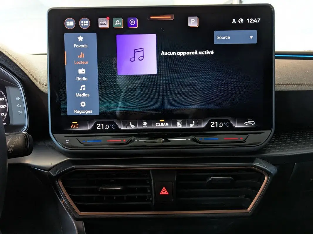 Écran tactile central du tableau de bord du CUPRA Formentor 2.0 TDI 150 DSG7 noir, affichant les réglages de climatisation.