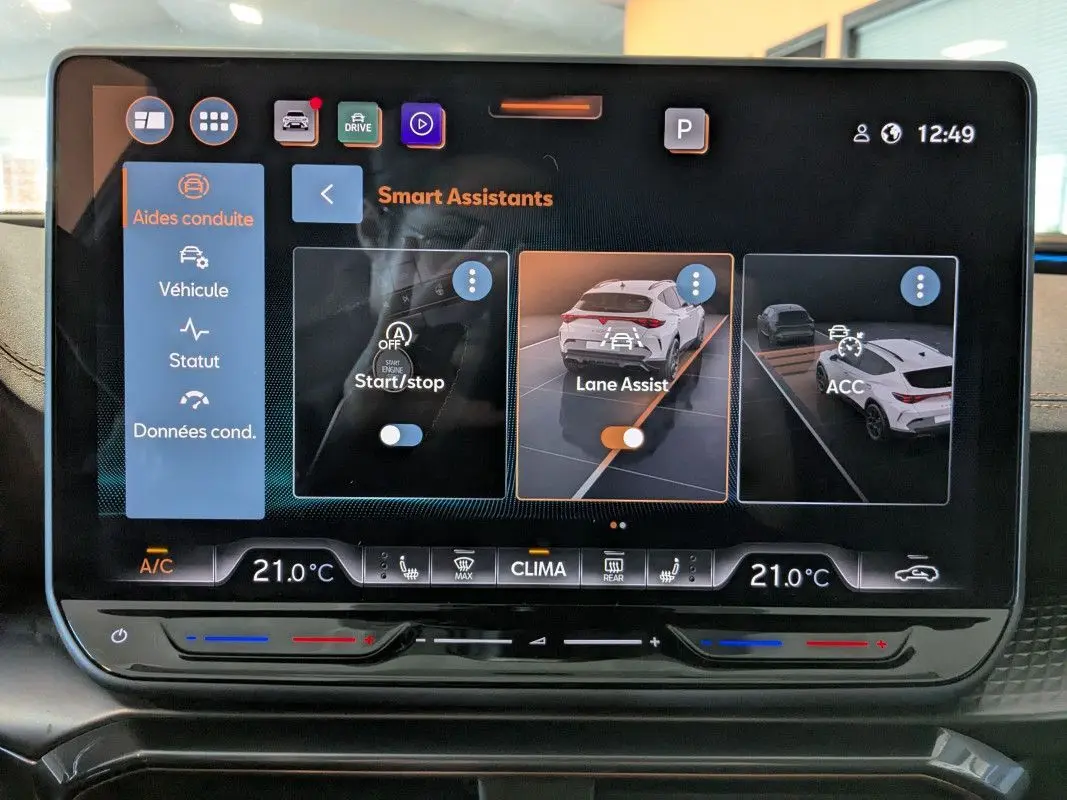 Écran tactile central du tableau de bord du CUPRA Formentor 2.0 TDI noir, affichant les aides à la conduite.