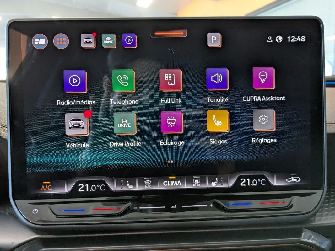 Écran tactile central du CUPRA Formentor 2.0 TDI 150 DSG7 2025 montrant les options multimédia et climatisation.